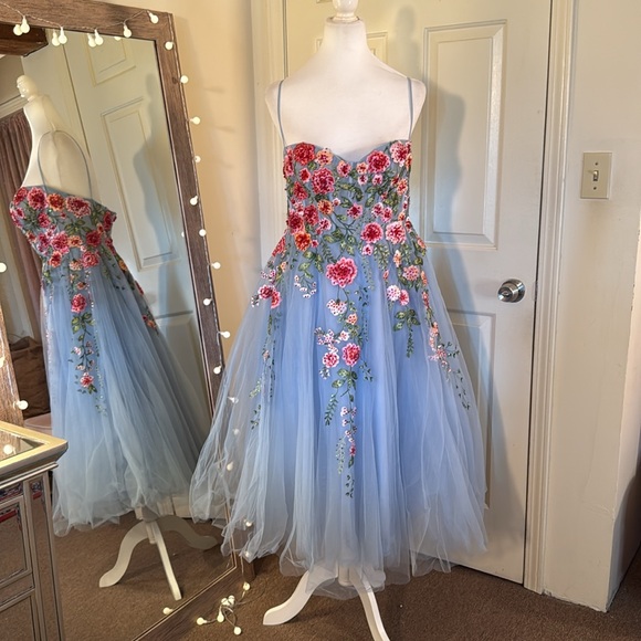 MAC DUGGAL
Strapless Embroidered Tulle Midi Dress Anthropologie - Picture 6 of 17